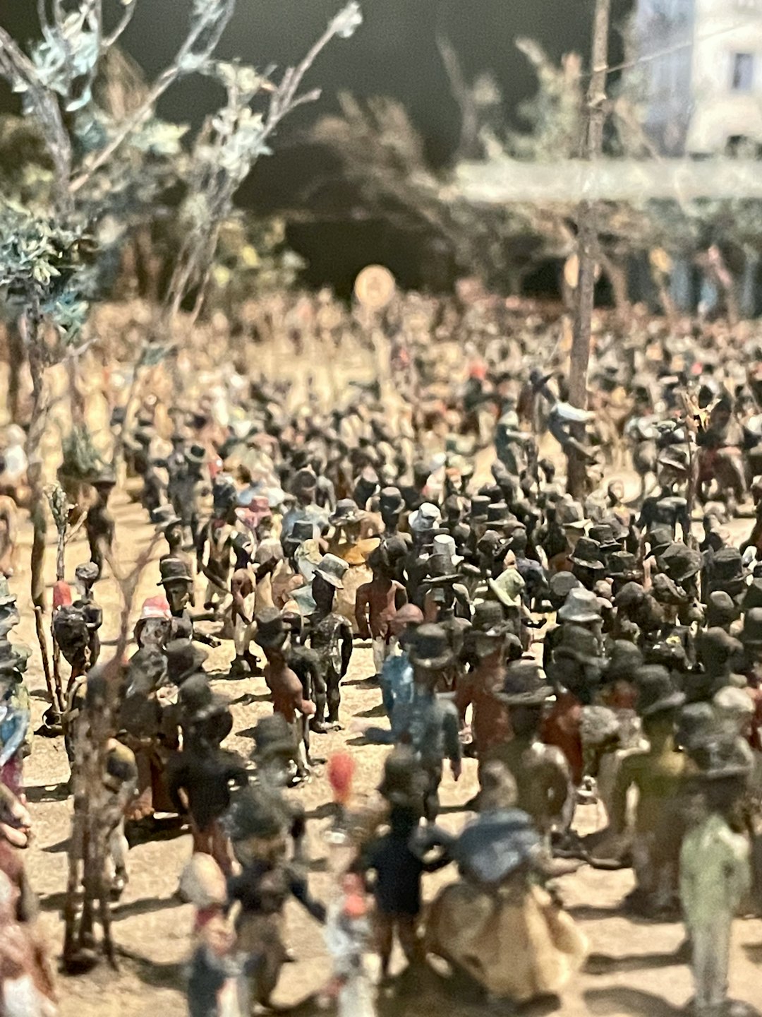 Miniaturfiguren in einer detaillierten historischen Straßenszene-Diorama.